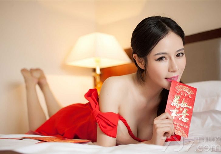 本身红色服饰已经充满了妖娆的魅力，但性感尤物穿上之后，性感魅力更加让人窒息了。特别是小露香肩的穿着，秀出白皙娇嫩肌肤，让宅男们无法抵抗魅惑的入侵，大胆真空展示出傲人事业线。到底有多诱人，下面一起来欣赏这组由性感尤物魅惑红色写真，看大胆真空诱惑引爆眼球。