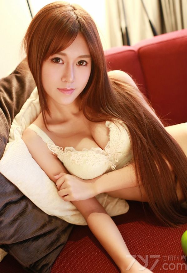 嘉琳winna，中国时尚集团时尚芭莎签约模特，因清纯的长相及火辣的身材而受到广泛的关注。下面带来她的最新私房写真照，白皙的肌肤，丰胸长腿美艳动人，在家中搔首弄姿的让宅男们心花怒放。