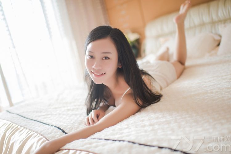 轻轻柔柔的温婉女子，也有性感妩媚致命的一面，这组穿着性感睡衣拍摄出来的性感慵懒写真，完美诠释了女人的变身是无罪的。白皙肌肤以及若隐若现的丰胸，分分钟撩拨男性的心扉，甜美笑容更有别样的诱人味道。分享一组轻柔女子性感慵懒写真，看妩媚睡衣图片尽显诱惑。