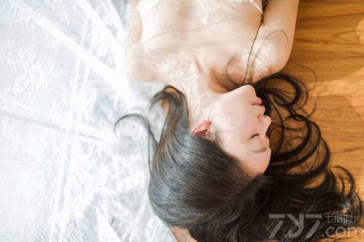 轻轻柔柔的温婉女子，也有性感妩媚致命的一面，这组穿着性感睡衣拍摄出来的性感慵懒写真，完美诠释了女人的变身是无罪的。白皙肌肤以及若隐若现的丰胸，分分钟撩拨男性的心扉，甜美笑容更有别样的诱人味道。分享一组轻柔女子性感慵懒写真，看妩媚睡衣图片尽显诱惑。