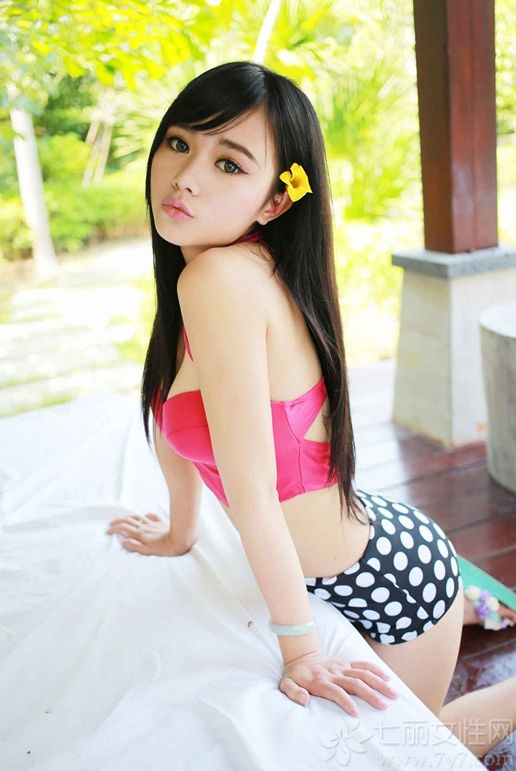 拥有一双放电大眼的性感美女，穿着娇嫩粉色的泳装，衬托出诱人致命的白皙肌肤，整个装扮显得更有诱惑力，精致的面容加上嘟嘴卖萌的表情，让宅男无法抵抗性感魅力入侵，分享一组大眼美眉性感写真图，看性感美女的粉色泳装尽显魅惑致命。