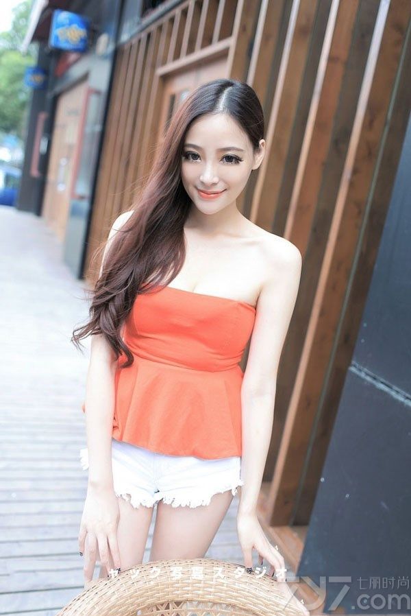 一提到模特美女，总能让男人们的眼睛大放光芒，今天就为大家分享一组超具诱惑力的模特美女写真图片，艳丽的长相，白皙娇嫩的肌肤，身穿抹胸上衣+超短裤，露出迷人香肩及诱人的酥胸美腿，让人无法抗拒。