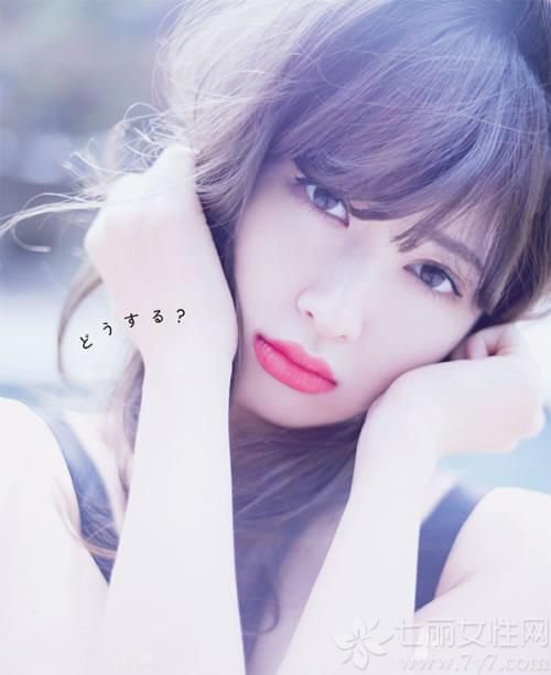 日本人气组合AKB48“美胸女王”小嶋阳菜将于3月24日发行全新写真集《怎么办？》，部分写真近日得到曝光，小嶋阳菜尺度全开，美臀秀不停！