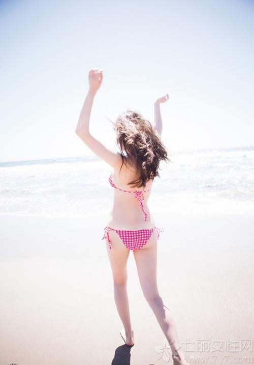 日本人气组合AKB48“美胸女王”小嶋阳菜将于3月24日发行全新写真集《怎么办？》，部分写真近日得到曝光，小嶋阳菜尺度全开，美臀秀不停！