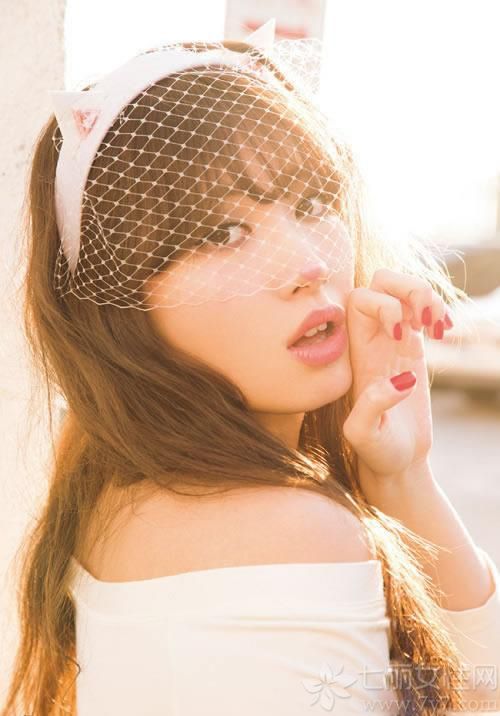 日本人气组合AKB48“美胸女王”小嶋阳菜将于3月24日发行全新写真集《怎么办？》，部分写真近日得到曝光，小嶋阳菜尺度全开，美臀秀不停！