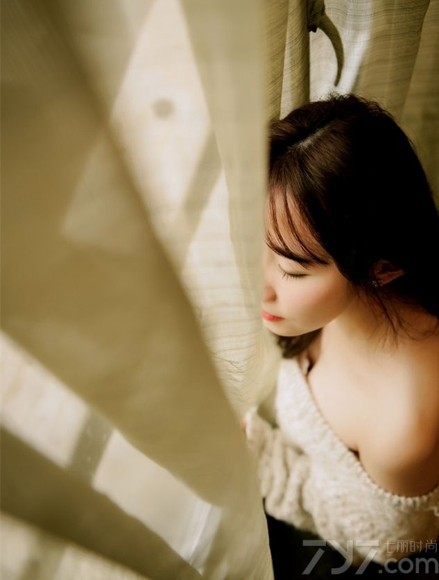 散发出淡淡优雅女人香气的性感美女，虽没有穿性感比基尼，但一件毛衣足够能将性感身材与白皙肌肤完美展现，加上一头乌黑的长发也是吸引男性的焦点，性感诱人大长腿的魅力让人无法抗拒，分享一组淡淡迷人女人香写真，看性感美女的慵懒图片太诱惑。