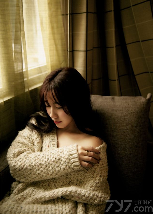 散发出淡淡优雅女人香气的性感美女，虽没有穿性感比基尼，但一件毛衣足够能将性感身材与白皙肌肤完美展现，加上一头乌黑的长发也是吸引男性的焦点，性感诱人大长腿的魅力让人无法抗拒，分享一组淡淡迷人女人香写真，看性感美女的慵懒图片太诱惑。