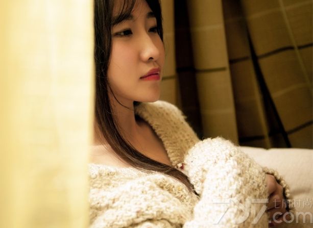 散发出淡淡优雅女人香气的性感美女，虽没有穿性感比基尼，但一件毛衣足够能将性感身材与白皙肌肤完美展现，加上一头乌黑的长发也是吸引男性的焦点，性感诱人大长腿的魅力让人无法抗拒，分享一组淡淡迷人女人香写真，看性感美女的慵懒图片太诱惑。