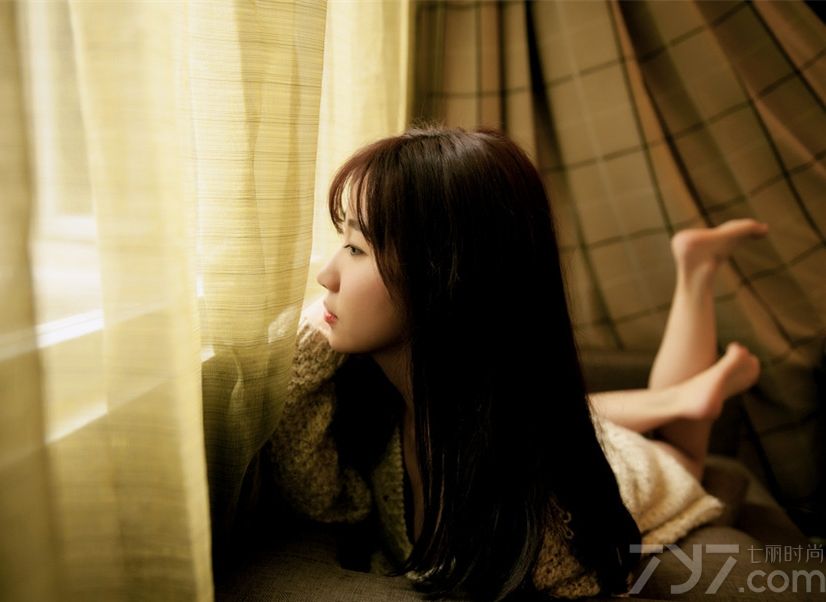 散发出淡淡优雅女人香气的性感美女，虽没有穿性感比基尼，但一件毛衣足够能将性感身材与白皙肌肤完美展现，加上一头乌黑的长发也是吸引男性的焦点，性感诱人大长腿的魅力让人无法抗拒，分享一组淡淡迷人女人香写真，看性感美女的慵懒图片太诱惑。