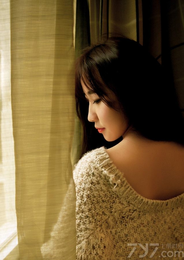 散发出淡淡优雅女人香气的性感美女，虽没有穿性感比基尼，但一件毛衣足够能将性感身材与白皙肌肤完美展现，加上一头乌黑的长发也是吸引男性的焦点，性感诱人大长腿的魅力让人无法抗拒，分享一组淡淡迷人女人香写真，看性感美女的慵懒图片太诱惑。