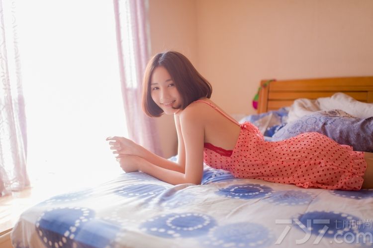 看多了傲人丰满美胸的性感尤物，另外一种平胸美女也不失有性感致命魅力哟！穿着性感睡衣拍摄的写真图片，散发出不一样的诱人气息，大胆真空的引爆众人眼球。下面一起来欣赏看看这组平胸美女性感睡衣写真，看大胆真空诱惑引爆眼球。