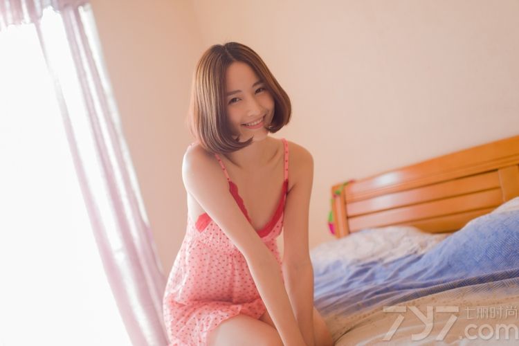 看多了傲人丰满美胸的性感尤物，另外一种平胸美女也不失有性感致命魅力哟！穿着性感睡衣拍摄的写真图片，散发出不一样的诱人气息，大胆真空的引爆众人眼球。下面一起来欣赏看看这组平胸美女性感睡衣写真，看大胆真空诱惑引爆眼球。