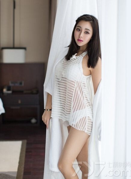 拥有完美身材的性感女郎穿着性感比基尼，浸泡在温泉沐浴中，湿身画面的让人无法转移视线，白皙肌肤以及傲人事业线引爆眼球，妩媚妖娆动作迷醉众多男性，到底有多诱人，下面一起来看看这组性感女郎温泉湿身写真吧，看诱人美女比基尼时尚秀。