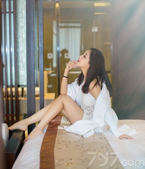 拥有完美身材的性感女郎穿着性感比基尼，浸泡在温泉沐浴中，湿身画面的让人无法转移视线，白皙肌肤以及傲人事业线引爆眼球，妩媚妖娆动作迷醉众多男性，到底有多诱人，下面一起来看看这组性感女郎温泉湿身写真吧，看诱人美女比基尼时尚秀。