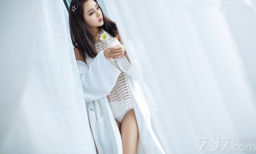 拥有完美身材的性感女郎穿着性感比基尼，浸泡在温泉沐浴中，湿身画面的让人无法转移视线，白皙肌肤以及傲人事业线引爆眼球，妩媚妖娆动作迷醉众多男性，到底有多诱人，下面一起来看看这组性感女郎温泉湿身写真吧，看诱人美女比基尼时尚秀。