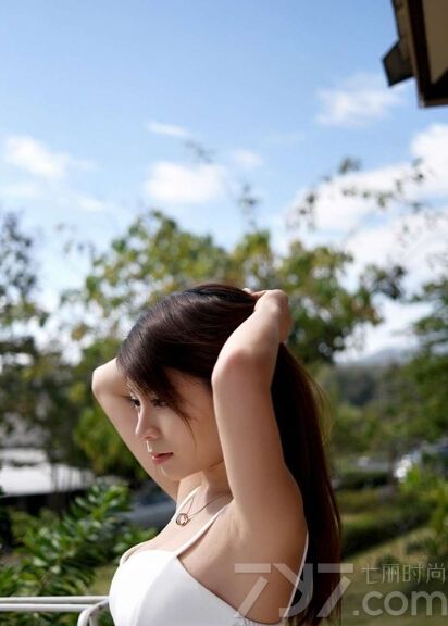 <p>甜美可爱的娇羞女生，在夏日里穿着性感吊带衫秀出迷人的身材，穿着性感热裤，让腰间的纹身变得更为耀眼，傲人丰满美胸也成为吸引人的焦点。粉嫩白皙肌肤更能让无数宅男们无法转移视线，到底有多迷人，下面一起来看看这组娇羞女生夏日写真图片，性感美女粉嫩肌肤太诱人。</p>