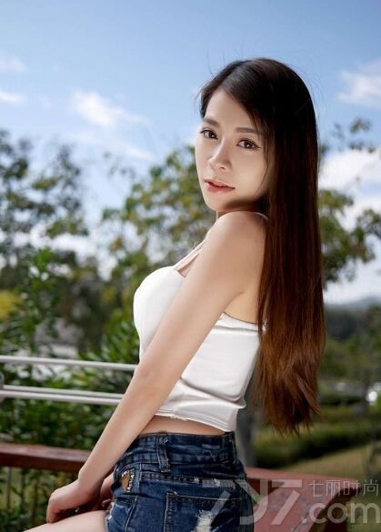 <p>甜美可爱的娇羞女生，在夏日里穿着性感吊带衫秀出迷人的身材，穿着性感热裤，让腰间的纹身变得更为耀眼，傲人丰满美胸也成为吸引人的焦点。粉嫩白皙肌肤更能让无数宅男们无法转移视线，到底有多迷人，下面一起来看看这组娇羞女生夏日写真图片，性感美女粉嫩肌肤太诱人。</p>