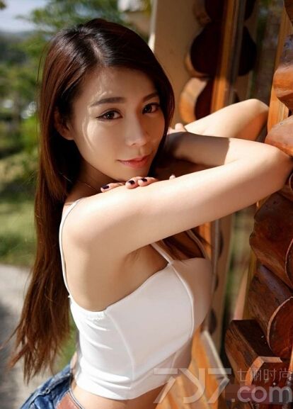 <p>甜美可爱的娇羞女生，在夏日里穿着性感吊带衫秀出迷人的身材，穿着性感热裤，让腰间的纹身变得更为耀眼，傲人丰满美胸也成为吸引人的焦点。粉嫩白皙肌肤更能让无数宅男们无法转移视线，到底有多迷人，下面一起来看看这组娇羞女生夏日写真图片，性感美女粉嫩肌肤太诱人。</p>