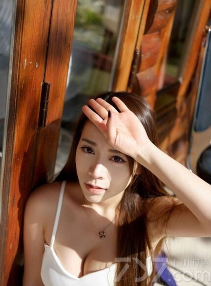 <p>甜美可爱的娇羞女生，在夏日里穿着性感吊带衫秀出迷人的身材，穿着性感热裤，让腰间的纹身变得更为耀眼，傲人丰满美胸也成为吸引人的焦点。粉嫩白皙肌肤更能让无数宅男们无法转移视线，到底有多迷人，下面一起来看看这组娇羞女生夏日写真图片，性感美女粉嫩肌肤太诱人。</p>