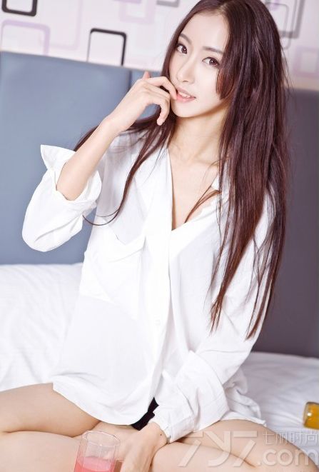 长腿的妹纸有着先天性的优势，他们大多高挑美丽又自信。下面为大家带来一组性感美女诱惑私房照，清秀的脸庞，精致的五官，身穿宽大白色衬衫，若隐若现露出白皙长腿，休闲性感又不失妩媚风情。