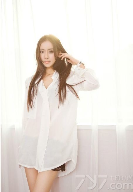 长腿的妹纸有着先天性的优势，他们大多高挑美丽又自信。下面为大家带来一组性感美女诱惑私房照，清秀的脸庞，精致的五官，身穿宽大白色衬衫，若隐若现露出白皙长腿，休闲性感又不失妩媚风情。