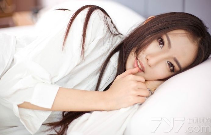 长腿的妹纸有着先天性的优势，他们大多高挑美丽又自信。下面为大家带来一组性感美女诱惑私房照，清秀的脸庞，精致的五官，身穿宽大白色衬衫，若隐若现露出白皙长腿，休闲性感又不失妩媚风情。