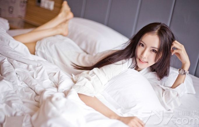 长腿的妹纸有着先天性的优势，他们大多高挑美丽又自信。下面为大家带来一组性感美女诱惑私房照，清秀的脸庞，精致的五官，身穿宽大白色衬衫，若隐若现露出白皙长腿，休闲性感又不失妩媚风情。