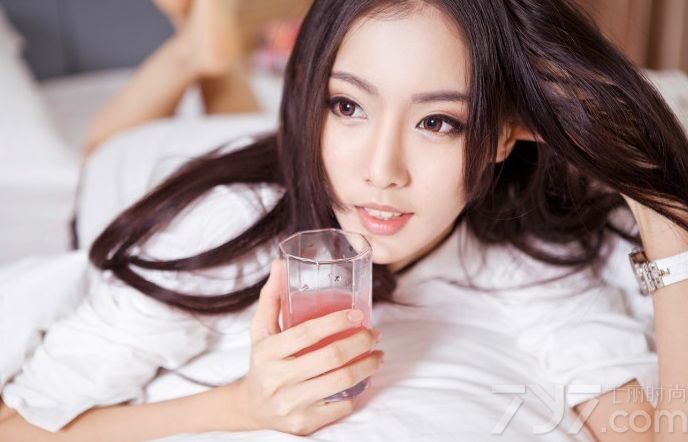 长腿的妹纸有着先天性的优势，他们大多高挑美丽又自信。下面为大家带来一组性感美女诱惑私房照，清秀的脸庞，精致的五官，身穿宽大白色衬衫，若隐若现露出白皙长腿，休闲性感又不失妩媚风情。