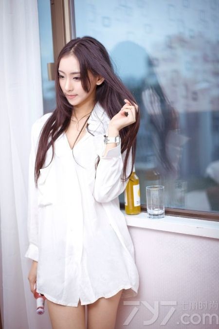 长腿的妹纸有着先天性的优势，他们大多高挑美丽又自信。下面为大家带来一组性感美女诱惑私房照，清秀的脸庞，精致的五官，身穿宽大白色衬衫，若隐若现露出白皙长腿，休闲性感又不失妩媚风情。