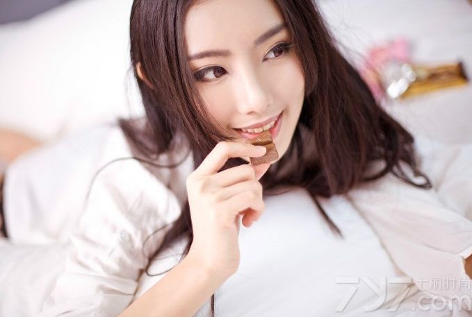 长腿的妹纸有着先天性的优势，他们大多高挑美丽又自信。下面为大家带来一组性感美女诱惑私房照，清秀的脸庞，精致的五官，身穿宽大白色衬衫，若隐若现露出白皙长腿，休闲性感又不失妩媚风情。