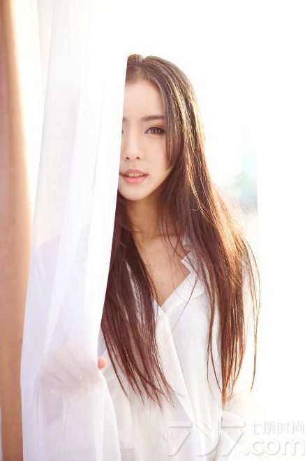 长腿的妹纸有着先天性的优势，他们大多高挑美丽又自信。下面为大家带来一组性感美女诱惑私房照，清秀的脸庞，精致的五官，身穿宽大白色衬衫，若隐若现露出白皙长腿，休闲性感又不失妩媚风情。