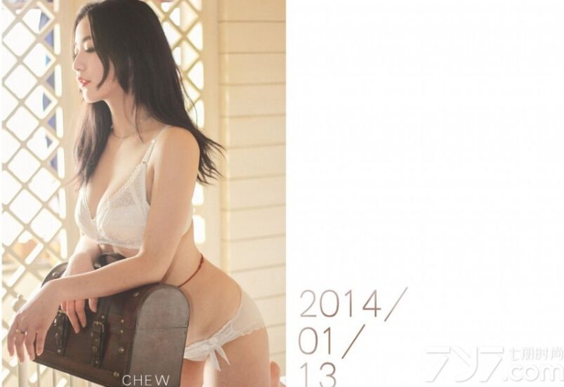 拥有诱人长腿的性感少妇，散发出一种小女生与少妇的致命气息，穿着性感比基尼内衣，将完美身材尽情展现，白皙透明肌肤以及傲人美胸都是诱惑的焦点，到底有多诱人，下面一起来欣赏这组长腿少妇性感比基尼写真，看诱人美胸挑战致命诱惑。