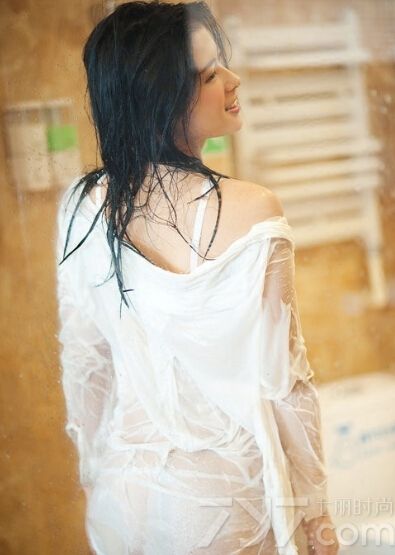 性感尤物的拍摄湿身写真图片，展示出妩媚致命的性感气息，不仅仅是只有性感身材让宅男们垂涎欲滴，精致脸孔也是非常的有看点。到底有多诱惑，下面一起来欣赏看看这组由湿身美女拍摄的大胆性感写真，呼之欲出的致命魅力太诱人。