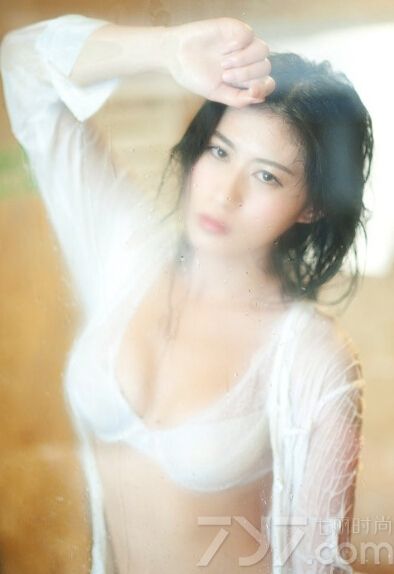 性感尤物的拍摄湿身写真图片，展示出妩媚致命的性感气息，不仅仅是只有性感身材让宅男们垂涎欲滴，精致脸孔也是非常的有看点。到底有多诱惑，下面一起来欣赏看看这组由湿身美女拍摄的大胆性感写真，呼之欲出的致命魅力太诱人。