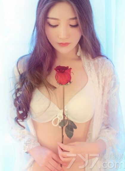 散发出诱人魅力的性感美女穿着黑色比基尼，手拿玫瑰花拍摄的性感写真图片，展示出另类的妩媚致命魅力，完美的容颜以及性感身姿让人无法转移视线，火红的玫瑰花花语展示出撩人的气息。分享一组诱人美女性感比基尼写真，妩媚玫瑰物语释放致命气息。