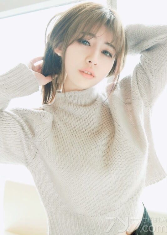 推荐嫩模大胆内衣写真，半撩厚厚的针织毛衣，露出完美的身材，教你见世面，配上让人流鼻血的童颜，整体简直就是一场动人心弦的视觉艺术。