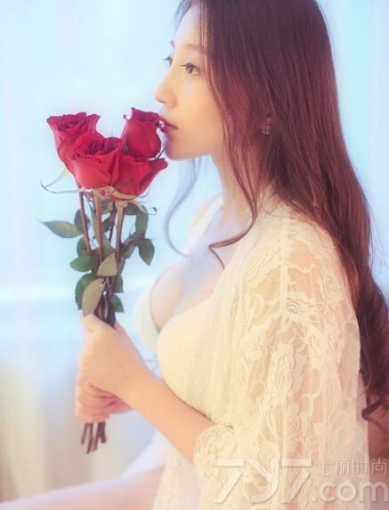 散发出诱人魅力的性感美女穿着黑色比基尼，手拿玫瑰花拍摄的性感写真图片，展示出另类的妩媚致命魅力，完美的容颜以及性感身姿让人无法转移视线，火红的玫瑰花花语展示出撩人的气息。分享一组诱人美女性感比基尼写真，妩媚玫瑰物语释放致命气息。