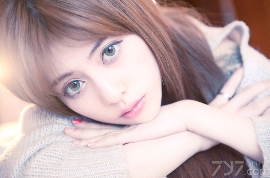 推荐嫩模大胆内衣写真，半撩厚厚的针织毛衣，露出完美的身材，教你见世面，配上让人流鼻血的童颜，整体简直就是一场动人心弦的视觉艺术。