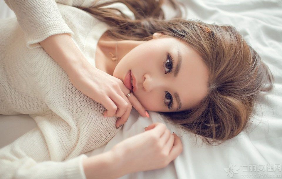 干净素雅的女子总是让人倍感觉亲切，今天为大家分享一组超清新迷人的美女酒店私房写真图片，纯纯的女生，身穿洁白上衣，露出香肩美腿，很时尚很素雅，散发出一种慵懒的休闲气息，迷男神们着迷。