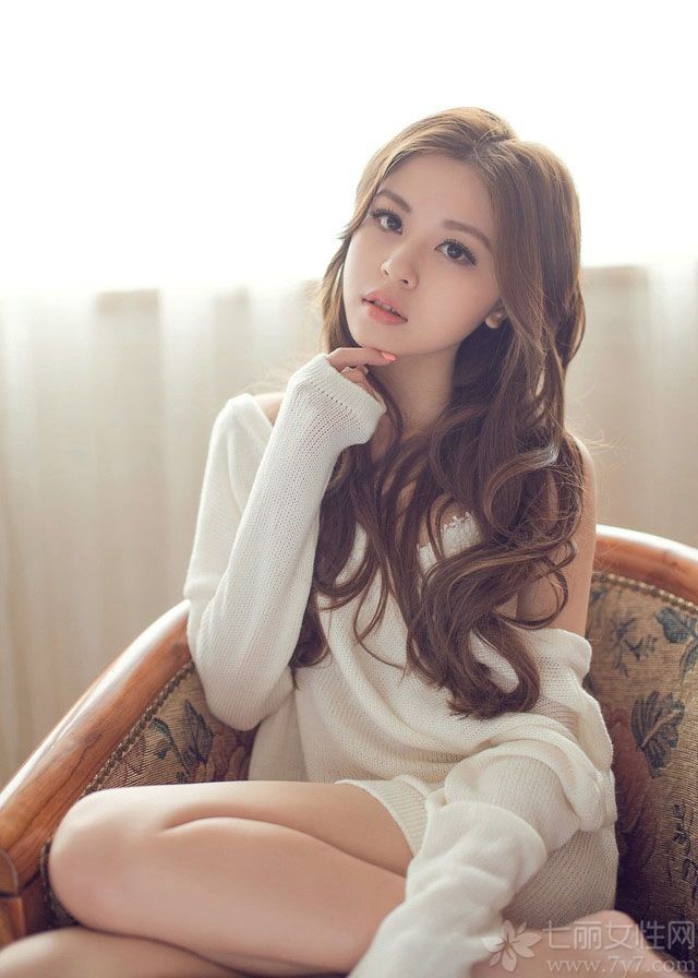 干净素雅的女子总是让人倍感觉亲切，今天为大家分享一组超清新迷人的美女酒店私房写真图片，纯纯的女生，身穿洁白上衣，露出香肩美腿，很时尚很素雅，散发出一种慵懒的休闲气息，迷男神们着迷。