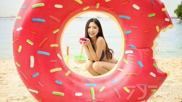 海边清纯比基尼美女，清澈的眼神，展现年轻独有的魅力，白皙的肌肤在米字国旗比基尼装的衬托下，显得性感中俏皮动人，定能俘获众宅男的欢心。