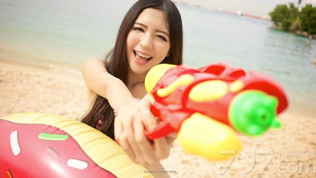 海边清纯比基尼美女，清澈的眼神，展现年轻独有的魅力，白皙的肌肤在米字国旗比基尼装的衬托下，显得性感中俏皮动人，定能俘获众宅男的欢心。