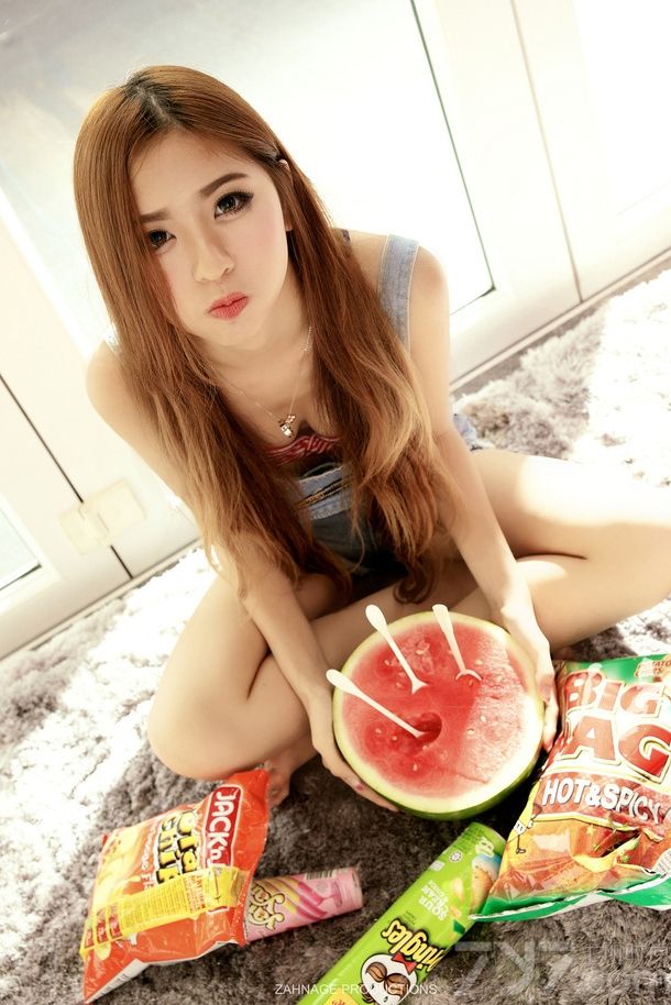 穿着吊带的清纯美女，手捧西瓜做着古灵精怪的表情，让你瞬间回忆起夏天的美好，满大街穿短裙和吊带的美女，和清爽的西瓜，解一解心中的炎热。