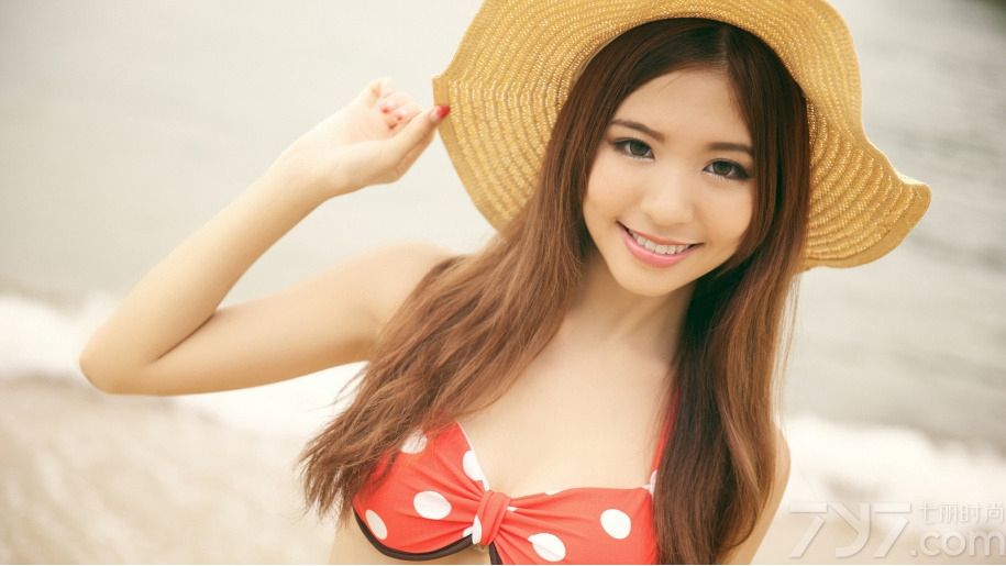 凹凸有致的身材，穿着波点比基尼，硬生生的将可爱穿成了御姐范，透出柔嫩的肌肤，站在海边，连大海和蓝天都黯然失色了。