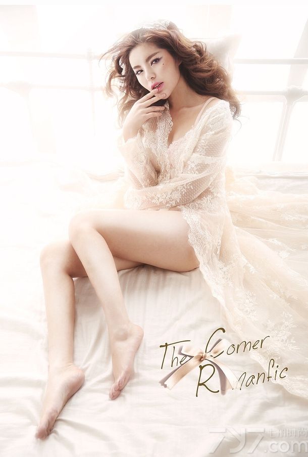 镂空装与女人是男人眼中世界最美的景色，是女人心目中优雅的向往，当镂空诠释出若隐若现的白雪肌肤时，让人忍不住要流鼻血。献上复古美女镂空爆乳装写真，看她如何演绎另类性感美。