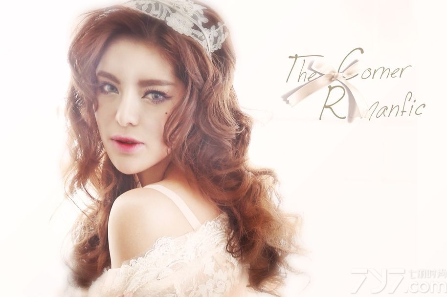 镂空装与女人是男人眼中世界最美的景色，是女人心目中优雅的向往，当镂空诠释出若隐若现的白雪肌肤时，让人忍不住要流鼻血。献上复古美女镂空爆乳装写真，看她如何演绎另类性感美。