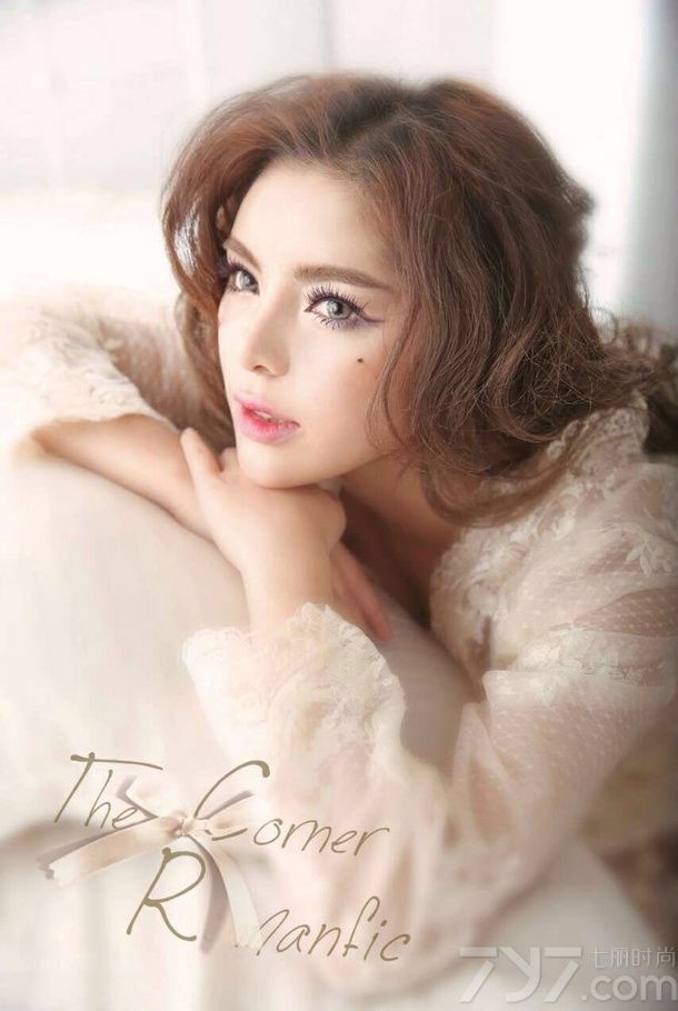 镂空装与女人是男人眼中世界最美的景色，是女人心目中优雅的向往，当镂空诠释出若隐若现的白雪肌肤时，让人忍不住要流鼻血。献上复古美女镂空爆乳装写真，看她如何演绎另类性感美。