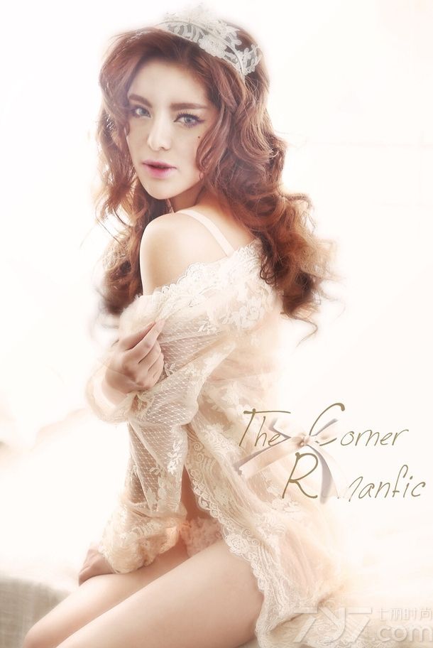 镂空装与女人是男人眼中世界最美的景色，是女人心目中优雅的向往，当镂空诠释出若隐若现的白雪肌肤时，让人忍不住要流鼻血。献上复古美女镂空爆乳装写真，看她如何演绎另类性感美。