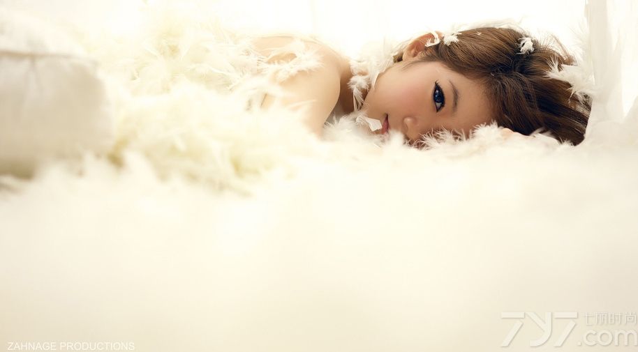 羽毛与女人，就如同女人如水，能想象那轻盈的羽毛与肌肤之间的亲密接触吗？性感的露出小蛮腰，和均匀的身材，绒绒的感觉扰的人心痒痒。