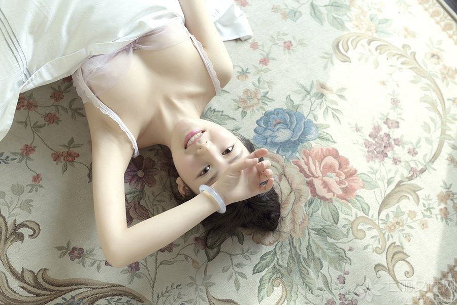 小清新粉嫩的清纯少女，穿着性感比基尼拍摄出梦幻唯美的诱人写真，让人眼前一亮的白皙娇嫩肌肤，慵懒妩媚的微笑表情让宅男们心动不已，诱惑美胸引发令人遐想连连的致命魅力。分享一组粉嫩少女性感比基尼写真，娇嫩白皙的图片让宅男疯狂。